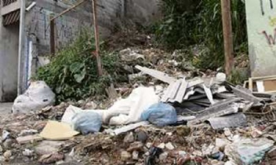  Terreno que deveria ser viela est tomado de lixo e mato alto no Jardim Zara Foto: Celso Luiz/DGABC