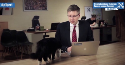 Gato interrompe entrevista ao vivo de prefeito da capital da Letnia O gato Dumka aparece sobre a mesa do prefeito Nils Usakovs e bebe gua. (Foto: Nils Usakovs via AP) 