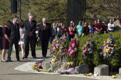  Virginia Tech: homenagens s vtimas no campus marcam 10 anos de massacre Governador Terry McAuliffe (quarto da esq. para dir.) em homenagem s vtimas do massacre de Virginia Tech (Foto: Matt Gentry/The Roanoke Times via AP) 