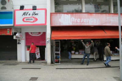 Na Oliveira Lima, em Santo Andr, comrcio fecha portas As poucas lojas que abriram as portas esto aderindo  greve. Foto: Andris Bovo
