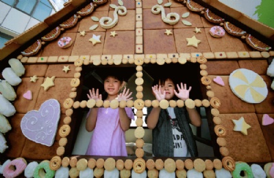  Japo tem casa feita de doces para comemorar feriados nacionais Japo tem casa feita de doces para comemorar feriados nacionais (Foto: Shizuo Kambayashi/AP) 