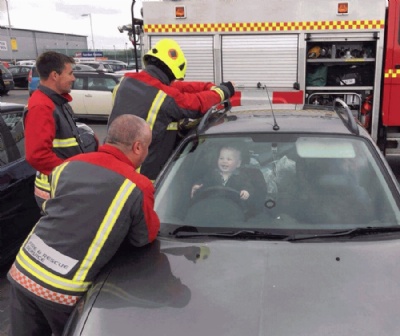 Beb britnico tranca-se acidentalmente em carro e ri de bombeiros que o salvaram Me fotografou beb rindo enquanto era resgatado (Foto: Bude Fire Station/Twitter) 
