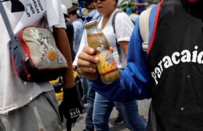 As ''bombas de coc'' que se tornaram ''ltimo recurso'' de manifestantes contra Maduro na Venezuela Oposicionistas levam para protesto contra Maduro frasco cheio de fezes na Venezuela (Foto: Carlos Garcia Rawlins/Reuters) 