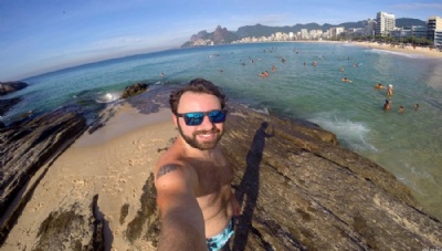Destinos gay friendly no Brasil Rafael Leick na Praia do Arpoador no Rio de Janeiro. Crdito: Viaja Bi!
