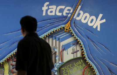  Facebook comea a esconder links que possam ser ''caa-clique'' Homem passa por mural no escritrio do Facebook em Menlo Park, na Califrnia (Foto: AP Photo/Jeff Chiu) 