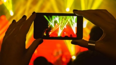 Voc conseguiria ficar um show inteiro sem usar o celular? O mar de celulares nas plateias pode estar com os dias contados? (Foto: Getty Images) 