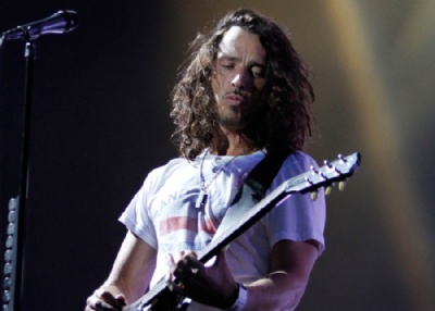 Corpo do cantor Chris Cornell foi cremado em cerimnia com pequeno grupo de amigos e familiares, diz site Chris Cornell se apresenta com o Soundgarden no festival Lollapalooza em Chicago, nos EUA, em agosto de 2010 (Foto: Nam Y. Huh/AP/Arquivo) 