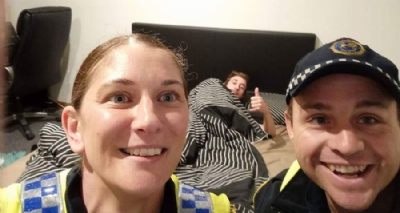 Policiais tiram selfie com bbado para ''explicar'' como ele chegou em casa Foto: Tasmania Police/Facebook)