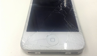 Apple busca reduzir tempo de reparos em tela do iPhone  iPhone 4S com a tela quebrada. (Foto: Helton Simes Gomes/G1) 