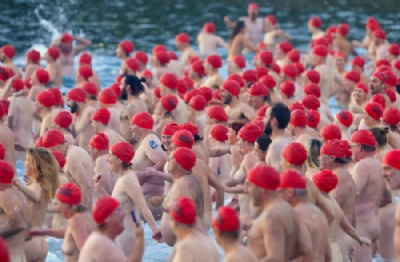  Australianos celebram chegada do inverno nadando nus em rio Australianos celebram chegada do inverno nadando nus em rio (Foto: AAP/Rob Blakers/via REUTERS) 