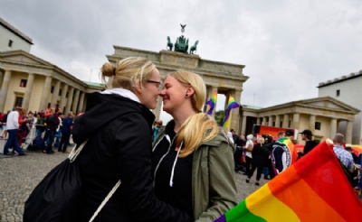 Parlamento aprova casamento gay na Alemanha Mulheres se abraam em manifestao em frente ao Porto de Brandenburg, em Berlim, nesta sexta-feira (30) (Foto: Tobias Schwarz / AFP) 