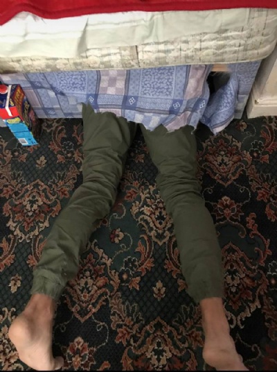  Suspeito britnico tenta se esconder da polcia sob cama, mas fracassa Suspeito britnico tenta se esconder da polcia sob cama, mas fracassa (Foto: West Yorkshire Police - Halifax) 
