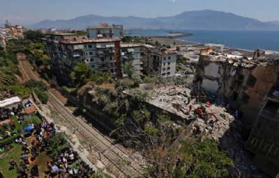 Prdio residencial desaba perto de Npoles; h desaparecidos Prdio desabou em Torre Annunziata, na Itlia (Foto: Reuters/Stringer) 