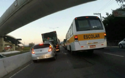  Vans escolares protestam em SP contra atrasos em pagamentos Vans formam fila na Marginal Pinheiros (Foto: Reproduo/TV Globo) 