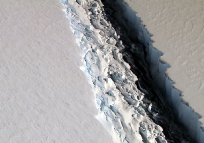  Iceberg gigantesco se desprende de plataforma de gelo na Antrtica Imagem de arquivo mostra iceberg gigante prestes a se desprender da Antrtica (Foto: NASA / Maria-Jose VINAS / NASA / AFP) 