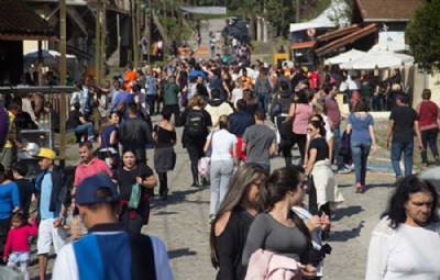 Segundo dia do Festival de Inverno dobra pblico em Paranapiacaba Paranapiacaba recebeu 22 mil pessoas neste domingo ensolarado. Crdito: Alex Cavanha/PSA