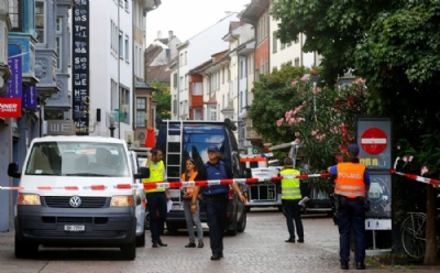 Policiais isolam local de ataque que deixou feridos em Schaffhausen, na Suíça, nesta segunda-feira (24) (Foto: Arnd Wiegmann/ Reuters)