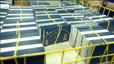 Casa da Moeda deve retomar nesta segunda-feira confeco de passaportes Emisso de passaportes ficou suspensa por mais de trs semanas por restrio oramentria (Foto: Reproduo/TV Globo) 