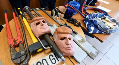 Irmãos suspeitos de assaltar usando máscaras de Trump são presos na Itália (Foto: Alessandro Di Marco/ANSA via AP)
