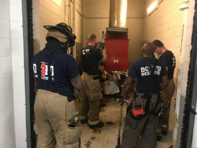 Bombeiros resgatam homem que caiu no lixo ao buscar celular perdido nos EUA Bombeiros resgatam homem que caiu no lixo ao procurar celular perdido nos EUA (Foto: Vito Maggiolo/DC Fire and EMS Department via AP) 