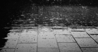 O que produz aquele cheiro gostoso de chuva? A alta velocidade da chuva torna mais difcil a produo das bolhas de ar que produzem cheiro caracterstico (Foto: Creative Commons/Pixabay) 