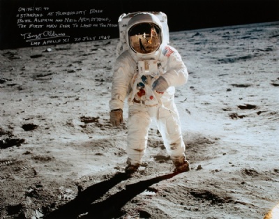 H gua no interior da Lua, dizem cientistas A fotografia mostra o astronauta Buzz Aldrin na Lua; a foto foi tirada por Neil Armstrong, cujo reflexo aparece no capacete (Foto: Divulgao) 