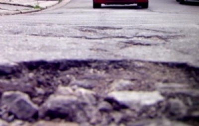 Buracos atrapalham a vida de motoristas em Santo Andr Foto: Reproduo - Globo 