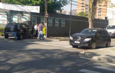 Mais um acidente em frente de escola em Santo Andr Acidente em esquina de rea escolar. Crdito: abcdoabc