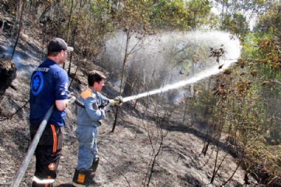 Com seca, aumenta fogo nas matas de Ribeiro Pires Focos de incndio aparecem com mais facilidade nesta poca seca. Crdito: Gabriel Mazzo