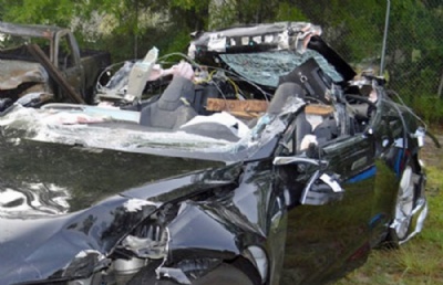 ''Piloto automtico'' da Tesla  parcialmente culpado por morte nos EUA Tesla Model S aps acidente que matou o motorista, na Flrida (Foto: Divulgao/NTSB) 