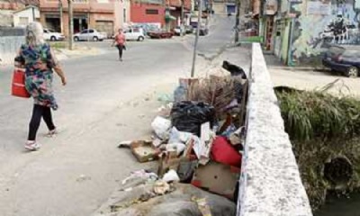 Descarte irregular de entulho e lixo atrai ratos e baratas no Jardim Zara Foto: DGABC 