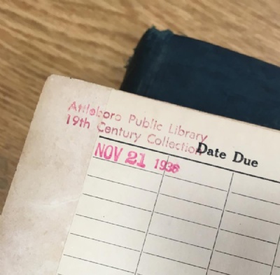 Livro  devolvido a biblioteca pblica aps 78 anos e 10 meses Livro  devolvido a biblioteca pblica aps 78 anos e 10 meses (Foto: Attleboro Public LibraryFacebook) 