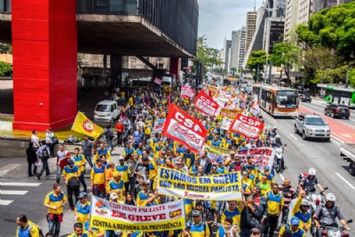 Trabalhadores dos Correios fazem protesto no centro de SP Funcionrios em greve dos Correios protestam na Avenida Paulista, em So Paulo (Foto: Cris Faga/Fox Press Photo/Estado Contedo) 