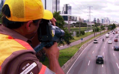 Agentes de trnsito tero nomes divulgados na internet Marronzinho com radar pistola multa veculos em alta velocidade na Marginal Pinheiros (Foto: TV Globo/Reproduo) 