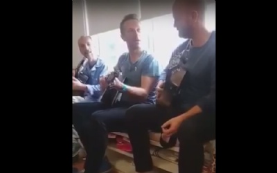 Coldplay visita brinquedoteca do Incor, em So Paulo, e canta para pacientes Chris Martin e Will Champion, do Coldplay, visitam pacientes do Incor (Foto: Reproduo/Instagram) 