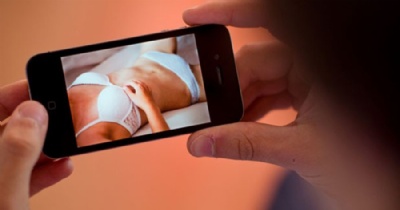Facebook recebe ''nu des'' para barrar ''por n de vingana'' na Austrlia Foto intima  mostrada em tela de celular. (Foto: Julian Stratenschulte/AFP) 