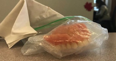 Eleitor esquece dentadura em cabine durante votao nos EUA Eleitor esquece dentadura durante votao nos EUA (Foto: Reproduo/Twitter) 