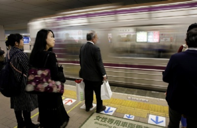 Empresa pede desculpas a passageiros aps trem partir 20 segundos adiantado no Japo Passageiros esperam trem na cidade japonesa de Osaka (Foto: Reuters) 