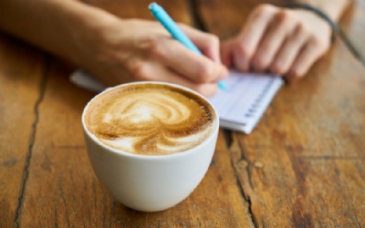  Beber trs xcaras de caf por dia pode ser melhor que ficar sem a bebida, afirmam pesquisadores Pesquisa conduzida no Reino Unido analisou dados de 218 estudos que apontaram mais de 70 resultados distintos (Foto: Engin_Akyurt/Creative Commons) 