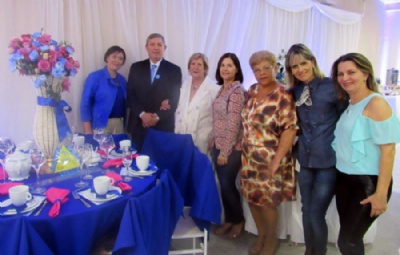 Santa Casa de Mau participa de evento em apoio  campanha Novembro Azul Harry Horst Walendy e sua esposa Sandra entre convidadas do evento  Crdito: divulgao
