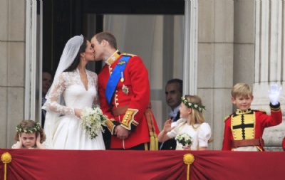 Como o casamento do prncipe Harry pode afetar o turismo e os negcios do Reino Unido Dama de honra olha o casal se beijando durante saudao aos sditos (Foto: AP ) 