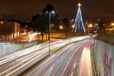 Prefeitura reaproveita postes sem uso e cria duas rvores de Natal Crdito: Ricardo Trida/PSA