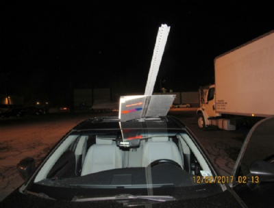  Motorista dirige 25 km com placa de trnsito presa no teto solar do carro  Motorista dirige 25 km com placa de trnsito presa no teto solar do carro (Foto: South Hackensack Police/Facebook) 