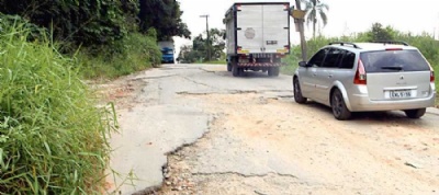 Esburacada, Estrada dos Fernandes traz riscos a motoristas de Ribeiro  Via acumula problemas estruturais, fruto da falta de manuteno pblica. Foto: Celso Luiz/DGABC