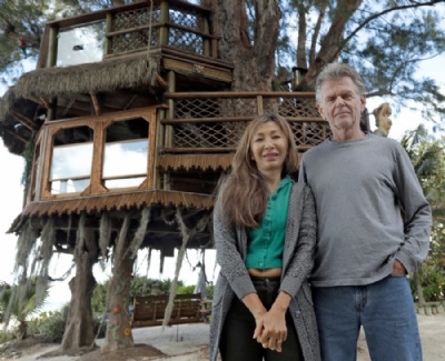 Casal vai ter que derrubar casa da rvore irregular em ilha nos EUA Lynn Tran e Richard Hazen e sua casa na rvore (Foto: Chris O Meara/AP)