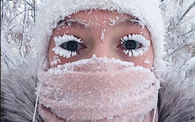 Aulas so suspensas aps temperaturas chegarem a - 67 C em regio da Rssia Anastasia Gruzdeva mostra os clios congelados pelo frio de 50 graus negativos na regio de Yakutia, na Rssia, em foto de domingo (14) (Foto: sakhalife.ru photo via AP) 