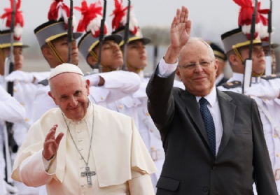  Papa Francisco chega ao Peru para visita de 3 dias Papa Francisco  recebido pelo presidente peruano Pedro Pablo Kuczynski em Lima (Foto: Mariana Bazo/Reuters) 