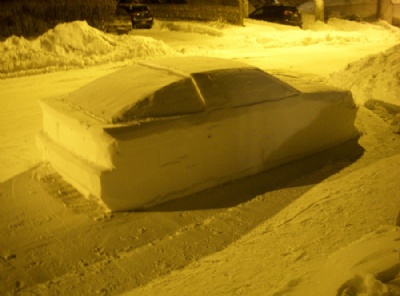 Canadense ''engana'' policiais ao esculpir carro de neve na rua Foto: Simon Laprise/Facebook) 