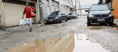Problemas na Rua Stfano Malesqui seguem esquecidos pela Prefeitura Quase um ano depois de denncia do Dirio, buracos permanecem. Foto: Nario Barbosa/DGABC