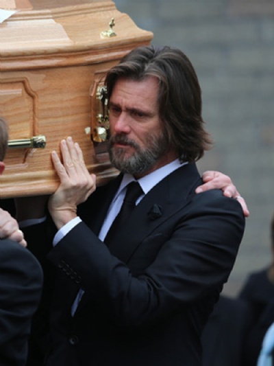 Jim Carrey no ser julgado pela morte da namorada Jim Carrey carrega caixo da ex-namorada Cathriona White (Foto: AP Photo) 